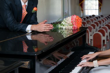 buket ve halkaları ile el