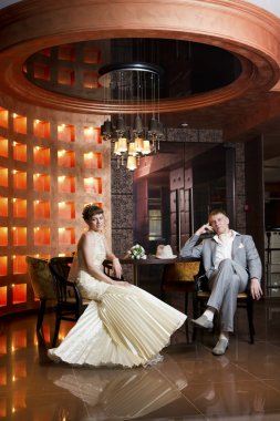 Yeni evlilerin portresi.