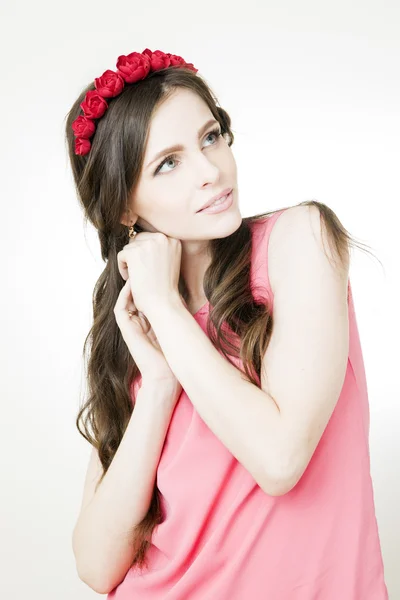 頭の上の花の花輪を持つ若い美しい女性 — ストック写真
