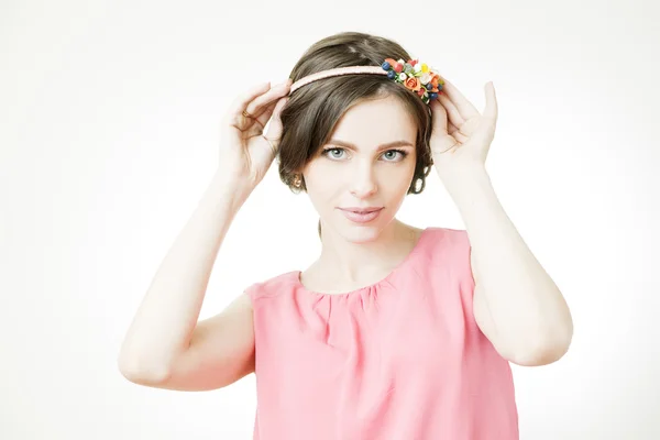 Joven hermosa mujer con corona de flores en la cabeza — Foto de Stock