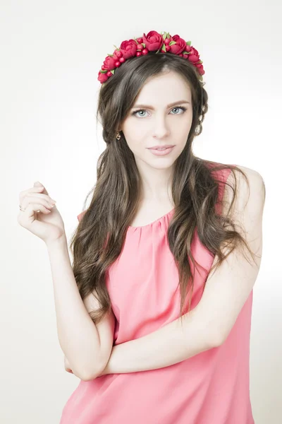 Jeune belle femme avec couronne de fleurs sur la tête — Photo