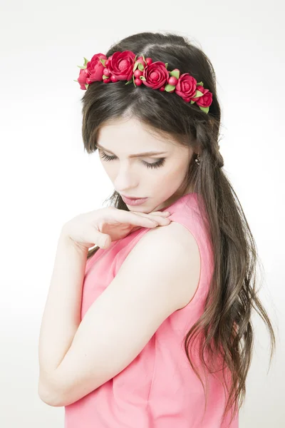 年轻漂亮的女人，与花在头上的花环 — 图库照片