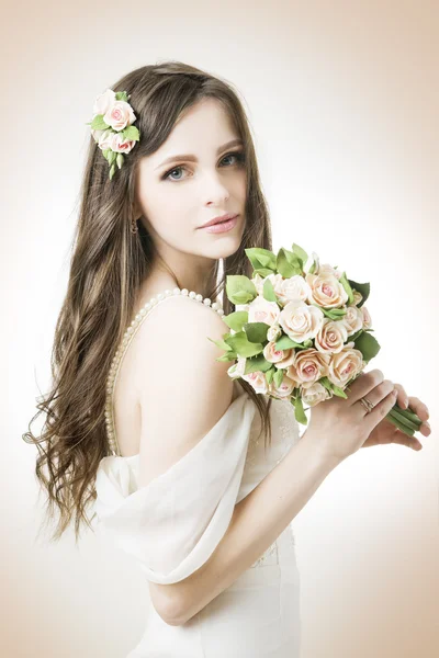 Beautiful bride with wedding bouquet — Stock Photo, Image