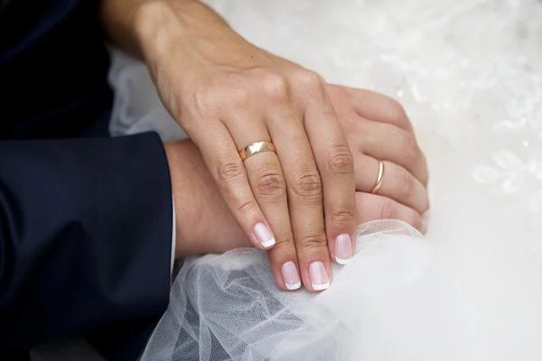 Wedding rings on hands — Stock Photo, Image