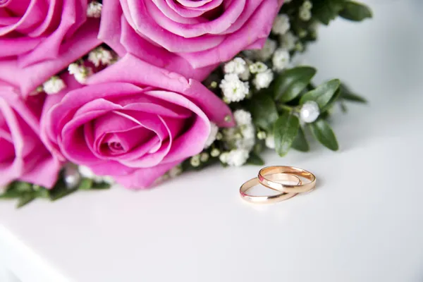 Wedding rings and bouquet — Stock Photo, Image