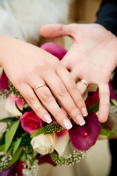 Bouquet et mains avec anneaux — Photo