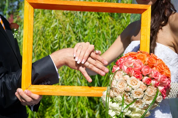 Bouquet e mani con anelli — Foto Stock