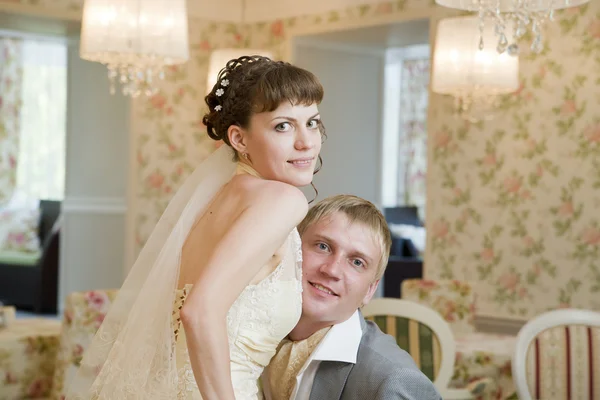 Bride and groom in interior — Stock Photo, Image