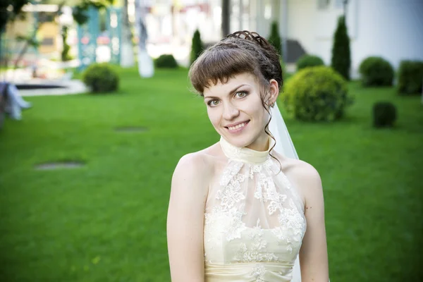 Portrait of beautiful young bride — Stock Photo, Image