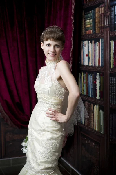 Portret van mooie jonge bruid — Stockfoto