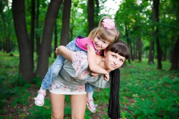 Giovane madre con bambino. — Foto Stock