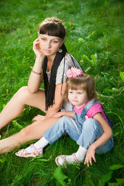 Junge Mutter mit Kind — Stockfoto