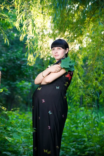 Gravid kvinna i naturen — Stockfoto