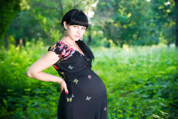 Pregnant woman in nature — Stock Photo, Image