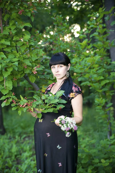 Doğada hamile bir kadın — Stok fotoğraf
