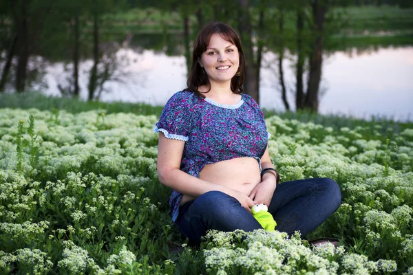 Těhotná žena v přírodě — Stock fotografie