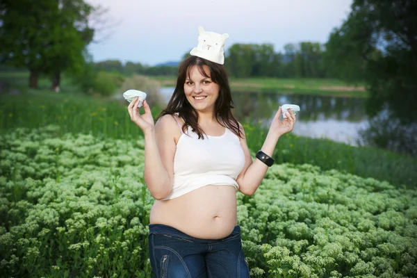 Mujer embarazada en la naturaleza — Foto de Stock