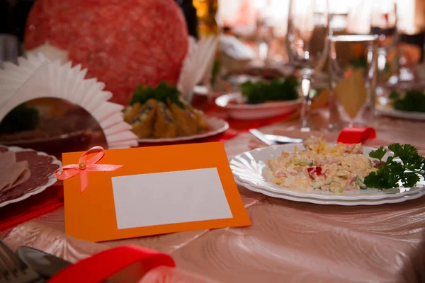 Κενή κάρτα "μέρος" στο λευκό γιορτινό τραπέζι — Φωτογραφία Αρχείου