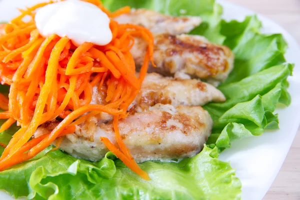 Gegrilltes Hühnchen auf Salat — Stockfoto