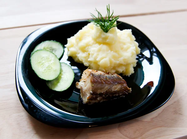 Gegrillter Fisch mit Kartoffeln — Stockfoto