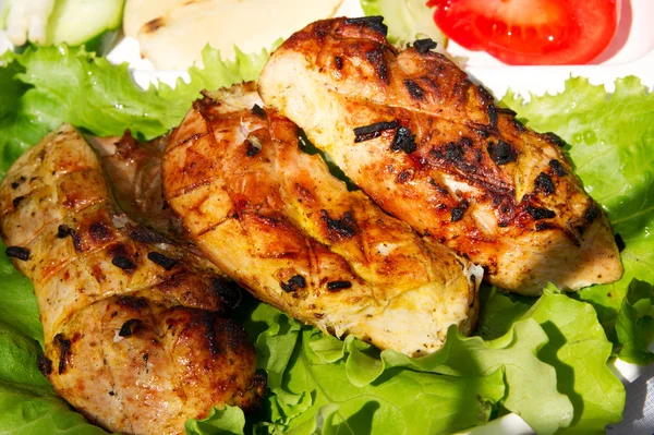 Gegrilltes Hühnchen auf Salat — Stockfoto