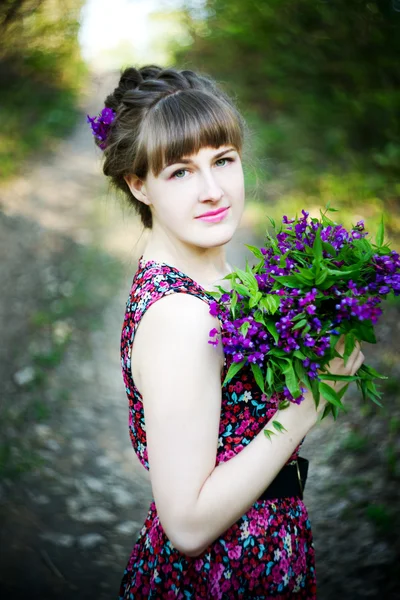 Mooie jonge vrouw — Stockfoto