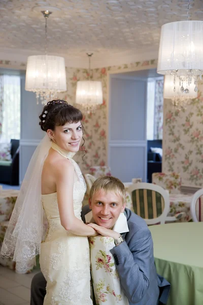Bruid en bruidegom in interieur — Stockfoto