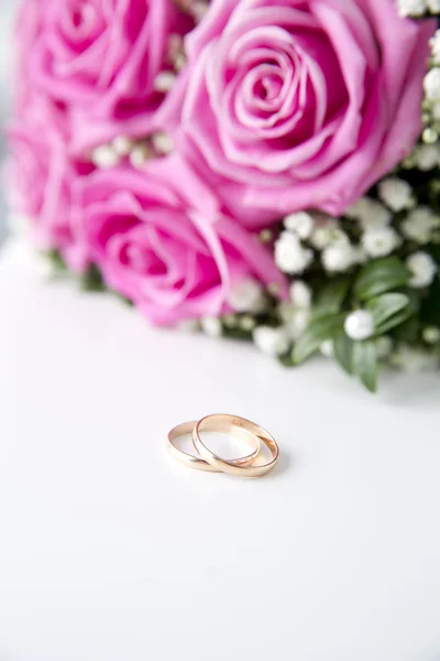 Snubní prsteny a kytice — Stock fotografie