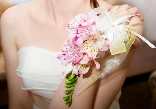 Ramo de boda de orquídeas y rosas en la mano —  Fotos de Stock