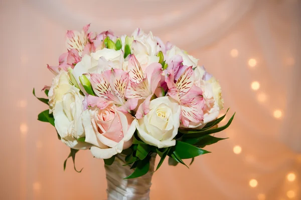 兰花和玫瑰的婚礼花束 — 图库照片
