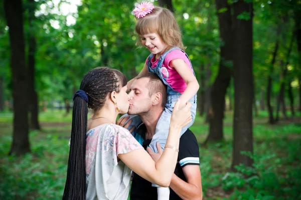 Ung familj — Stockfoto