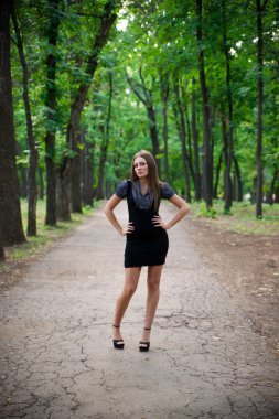 güzel genç kız parkta