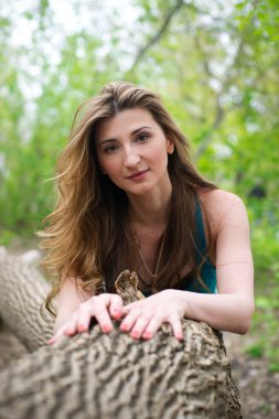 güzel genç kız parkta