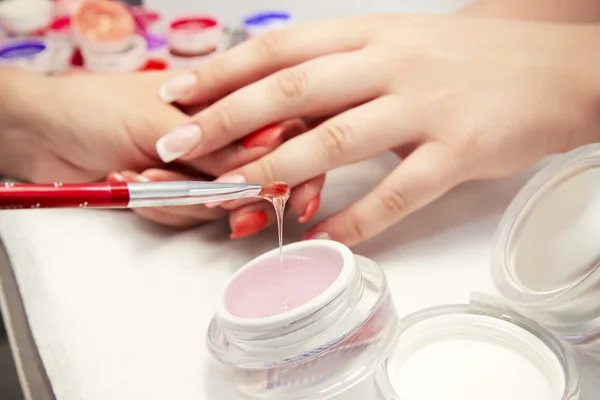 Uñas artificiales en un salón de belleza —  Fotos de Stock