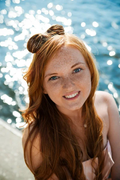 Beautiful young girl on river. — Stock Photo, Image