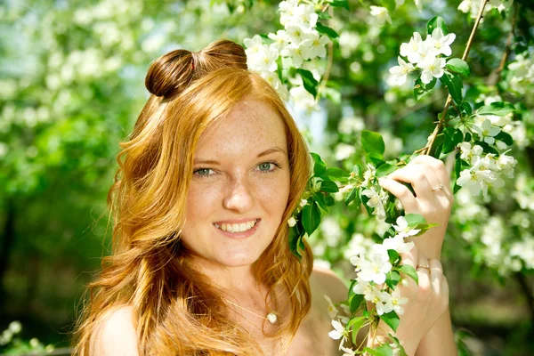 Schöne junge Frau mit Blumen. — Stockfoto