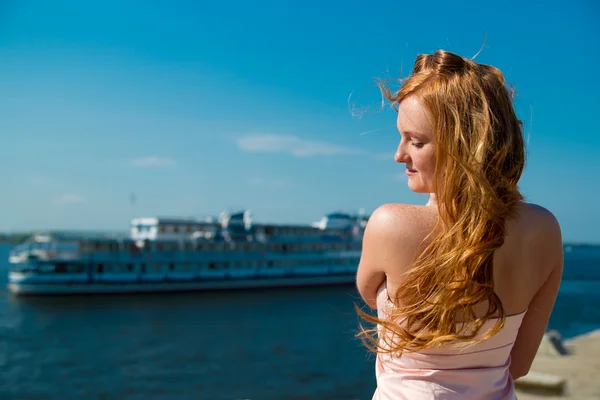 Schöne junge Mädchen auf dem Fluss. — Stockfoto