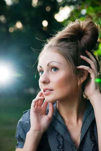 Beautiful young girl in park — Stock Photo, Image