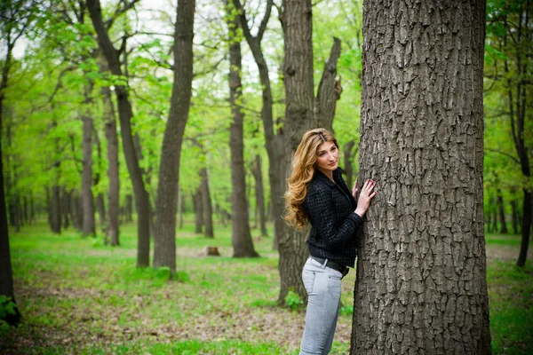 Beautiful young girl in park — Stock Photo, Image