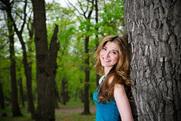 Belle jeune fille dans le parc — Photo