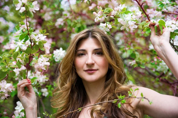 Schöne junge Frau mit Blumen. — Stockfoto