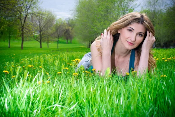 年轻漂亮的女孩，在草地上 — 图库照片