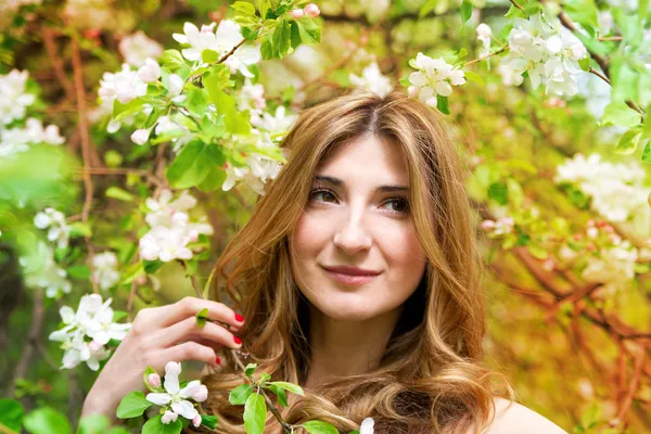 Красива молода жінка з квітами . — стокове фото