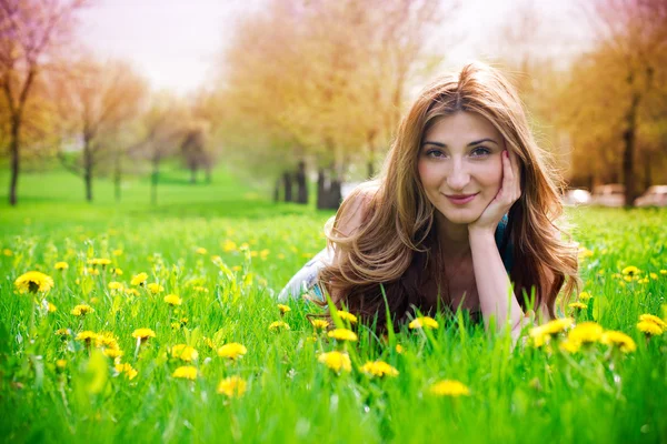 Beautiful young girl in meadow — Stock Photo, Image