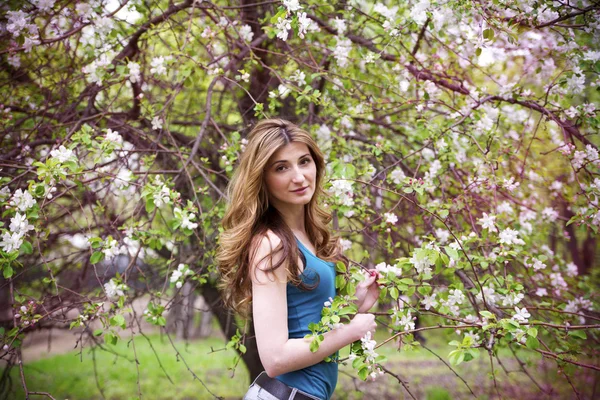 Mulher bonita no jardim . — Fotografia de Stock