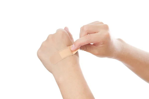 Связывание лекарственной штукатурки на руке женщины — стоковое фото
