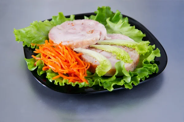 Hühnerroulade auf Salat. — Stockfoto