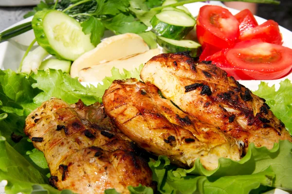 Grilled chicken on salad — Stock Photo, Image