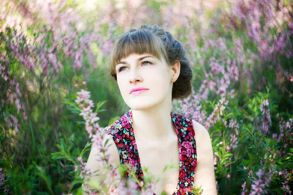 Mooie jonge vrouw met bloemen — Stockfoto