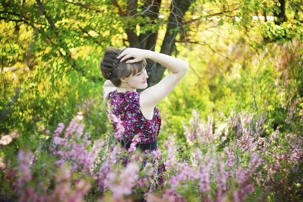 Krásná mladá žena s květinami — Stock fotografie